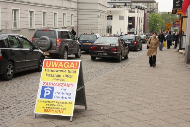 Takie tablice przypominające o zakazie parkowania pojawiły się na ulicach w centrum Kielc