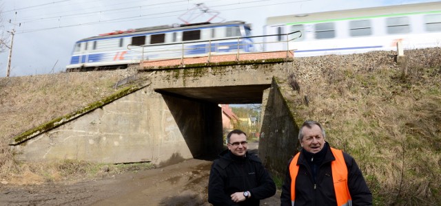 - Prace zaczynamy od tego wiaduktu - mówi M. Janus (pierwszy z lewej), obok niego J. Jarosławski. Inwestycje na Odrzance zaczną się od remontu wiaduktu w Przylepie.