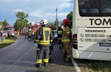 Dolny Śląsk: Młody kierowca osobówki wjechał w autobus wiozący 45 osób. Dwoje rannych trafiło do szitala