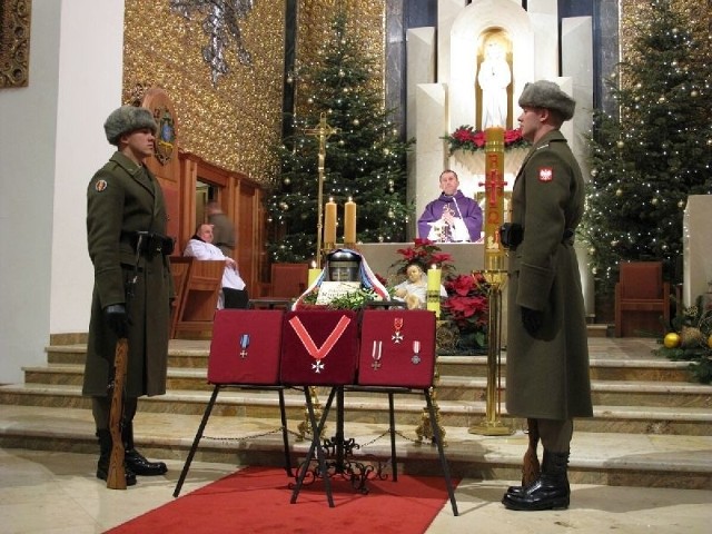 Na pogrzebie była Kompania Reprezentacyjna Wojska Polskiego. Na zdjęciu asysta honorowa przy urnie z prochami zmarłego