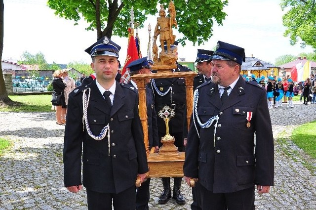 Strażacy nieśli w procesji relikwie swojego patrona - świętego Floriana.