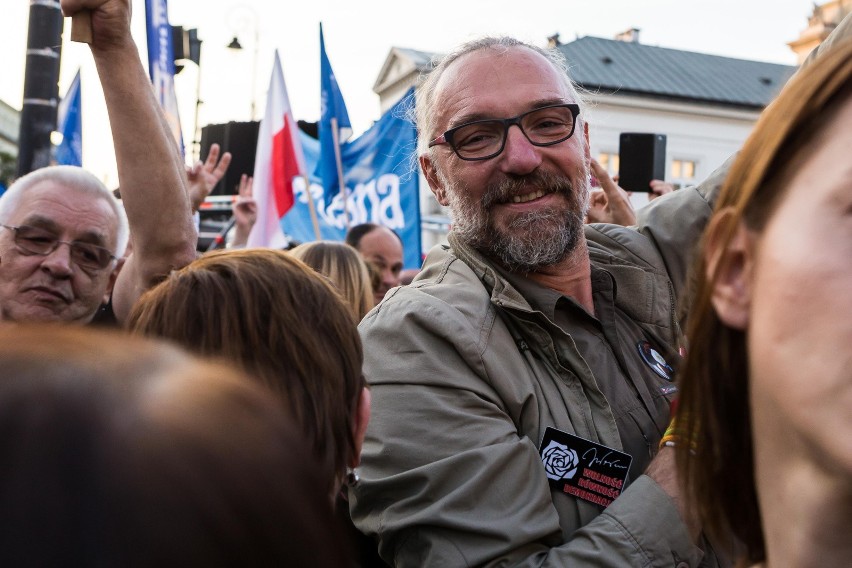 Łańcuch Światła w Warszawie [ZDJĘCIA] Demonstracja przed Pałacem Prezydenckim i marsz przed Sejm