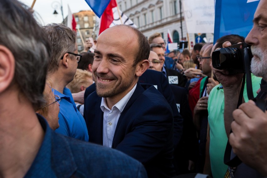 Łańcuch Światła w Warszawie [ZDJĘCIA] Demonstracja przed Pałacem Prezydenckim i marsz przed Sejm