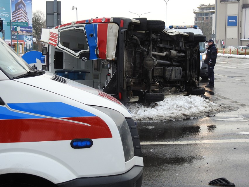 Wypadek karetki na ulicy Waszyngtona. W zdarzeniu drogowym udział brały trzy samochody [ZDJĘCIA, WIDEO]