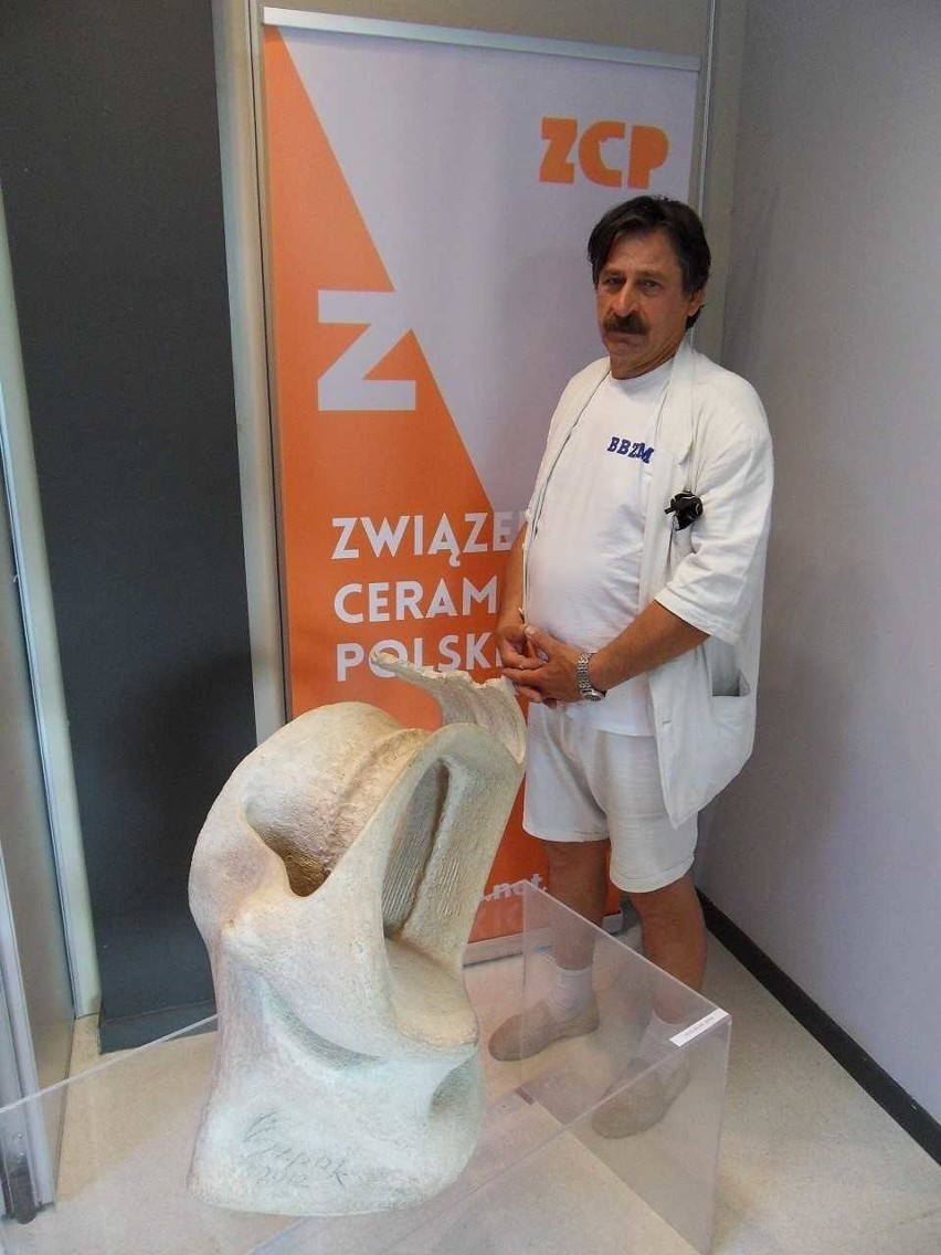 Radom. Jacek Szpak pokazał rzeźby w stolicy na ogólnopolskiej wystawie ceramicznej