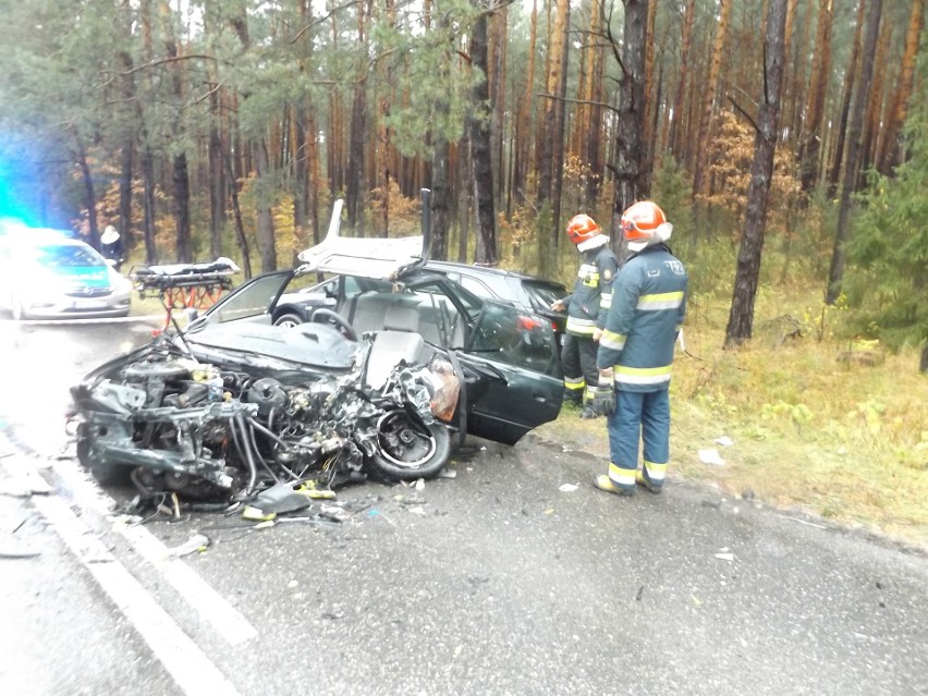 Wypadek w gminie Daleszyce. Zderzenie z jadącą na sygnale karetką pogotowia, cztery osoby zabrane do szpitala