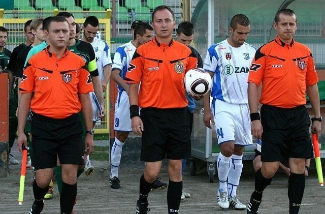 Rafał Sawicki (w środku) jest obecnie szefem wszystkich podkarpackich arbitrów piłkarskich.