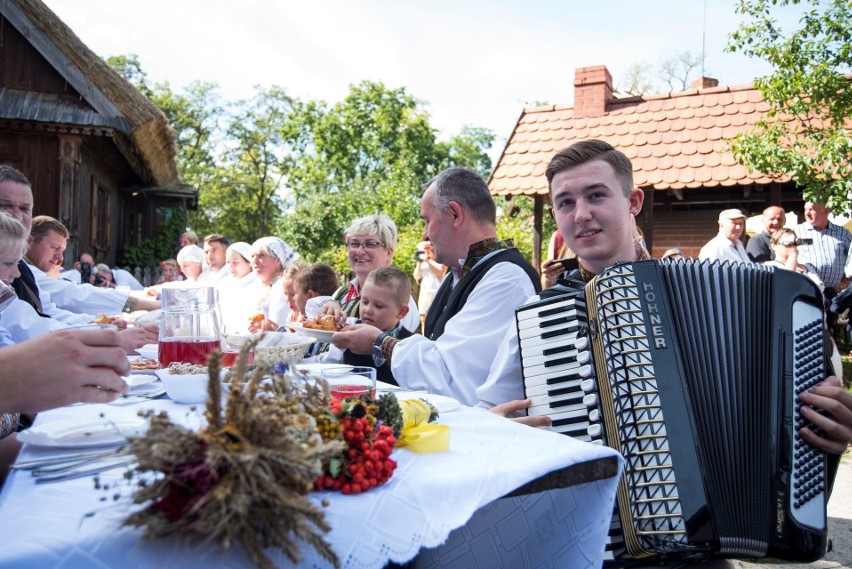 Podlaskie Święto Chleba w Ciechanowcu. Był pokaz tradycyjnego wypieku chleba i dawne zwyczaje żniwne [ZDJĘCIA] 