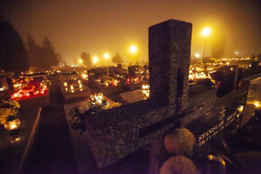 Rozświetlony zniczami cmentarz w Grębałowie robi niezwykłe wrażenie [ZDJĘCIA]