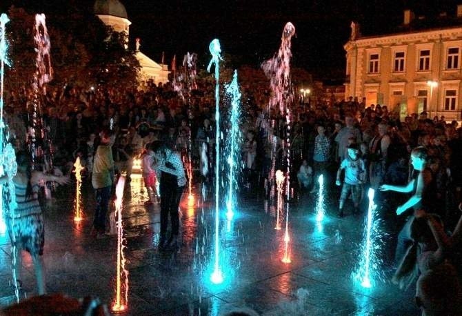 [VIDEO] Wielkie otwarcie fontann w Radomiu! Przyszły tłumy (zdjęcia i filmy)