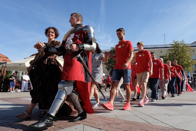 Na Rynku Kościuszki serca białostoczan rozgrzali organizatorzy Szlachetnej Paczki. Zachęcali do udziału, szukali wolontariuszy. Już teraz rozpoczęli przygotowania do świąt.