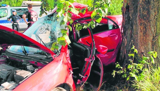 Toyota po zderzeniu z drzewem uległa całkowitemu zniszczeniu.