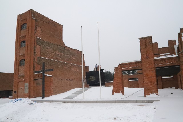 Sarkofag z prochami więźniów zamordowanych przez Niemców na początku 1945 roku został odnowiony. Zmodernizowany został również teren wokół pomnika.