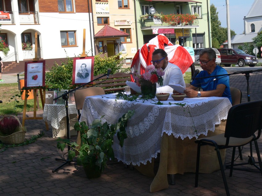 W Koprzywnicy na Rynku czytano „Balladynę”Juliusza Słowackiego. Czytali nauczyciele, radni, urzędnicy i mieszkańcy [ZDJĘCIA]