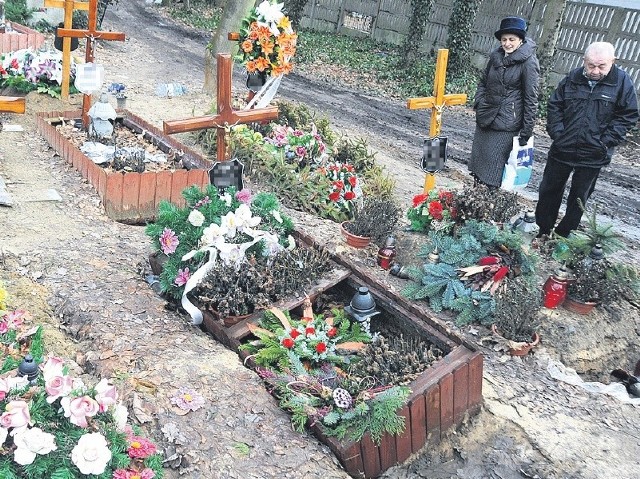 Ci, którzy w poniedziałek przyszli na Cmentarz Centralny odwiedzić groby swoich bliskich, nie mogli uwierzyć w to, co zobaczyli w kwaterze nr 33. - Straszny widok, to oburzające - mówili.