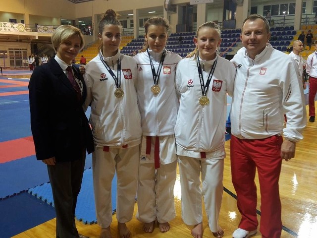 Wiktoria Grejner (druga z prawej) z Nidanu Zawadzkie sięgnęła po swoje kolejne medale mistrzostw Europy w karate shotokan.