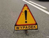 Wypadek na ul. Marynarki Polskiej w Gdańsku [16.11.2018]. Samochód uderzył w słup. Utrudnienia na drodze. Zmiany w kursowaniu tramwajów