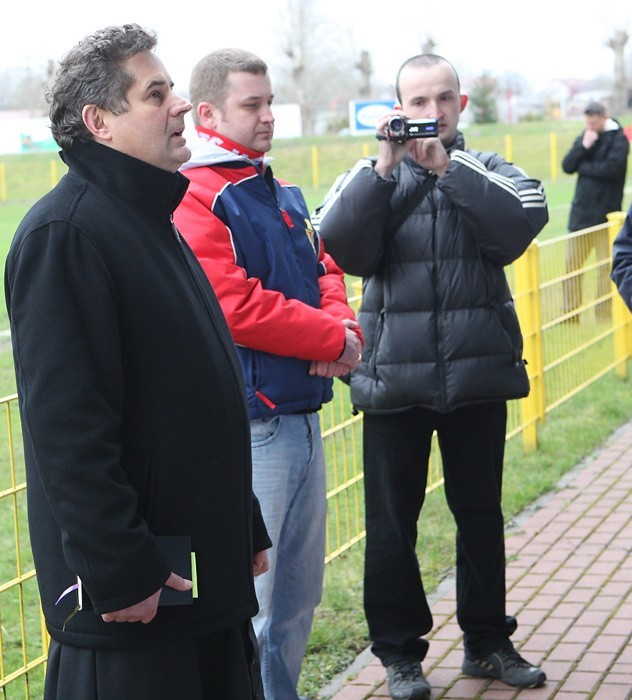 Na stadionie Gryfa Slupsk kibice modlili sie za ofiary...