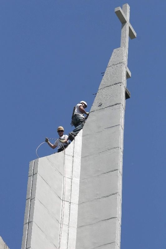 Najtrudniejszym zadaniem dla ekipy remontowej było wejście na szczyt wieży, na której znajduje się krzyż.