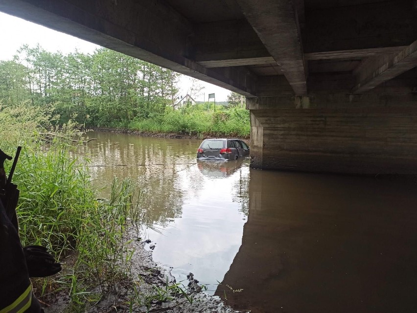 W Sukowie samochód wpadł do rzeki! Służby ratunkowe w akcji