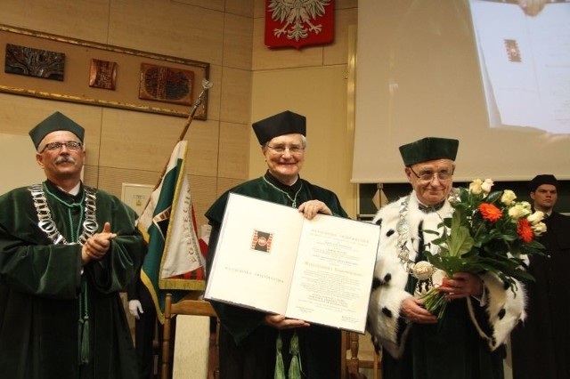 Profesor Wojciech Radomski z tytułem doktora honoris causa Politechniki Świętokrzyskiej.