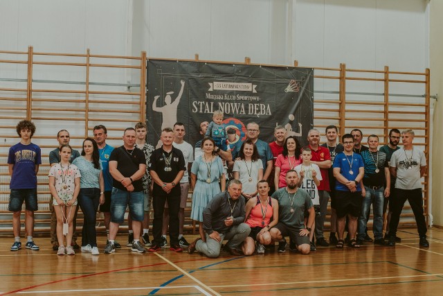 Uczestnicy turnieju weteranów i amatorów w Nowej Dębie