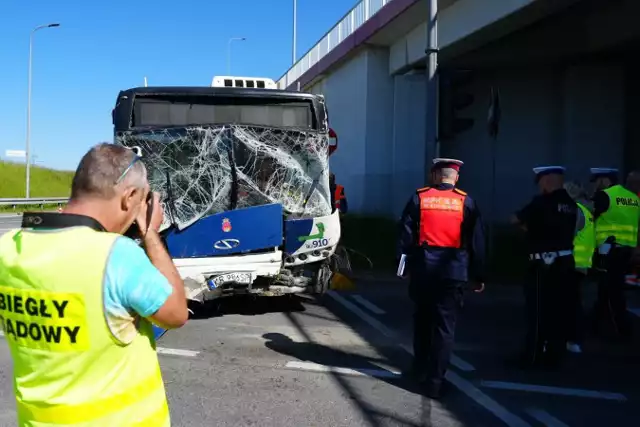 Tragiczny wypadek w Krakowie. Zderzenie autobusu miejskiego z autokarem prywatnego przewoźnika. Jedna osoba nie żyje