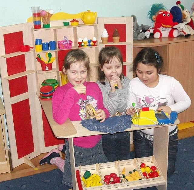 Radosna Szkoła działa z powodzeniem w wielu placówkach. Na zdjęciu uczennice staszowskiej "dwójki&#8221; uczą się od małego jak działać w biznesie.
