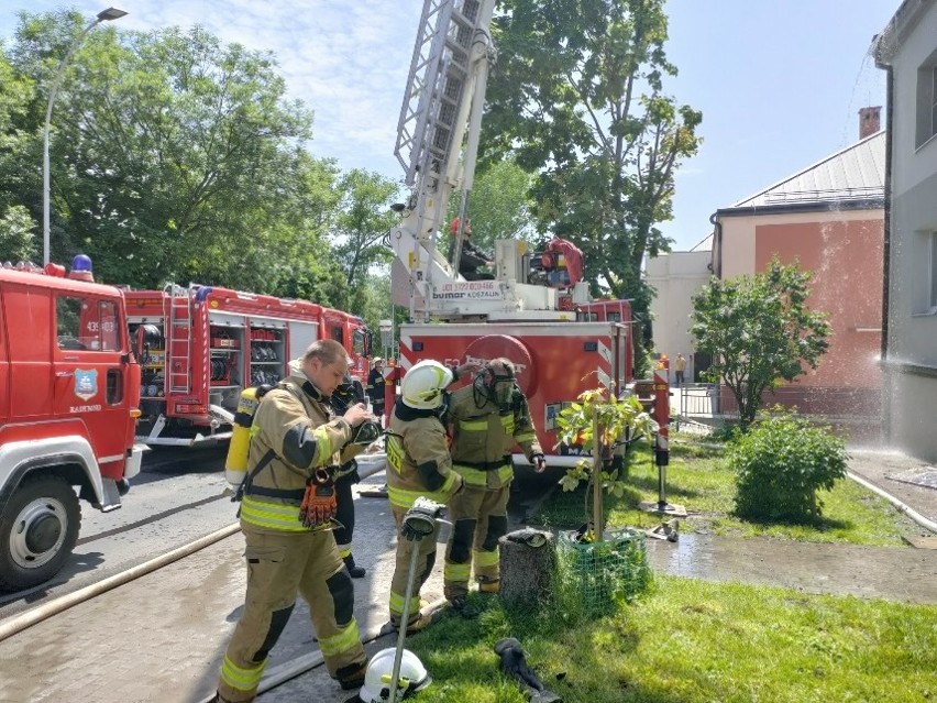 Pożar budynku wielorodzinnego w Radymnie. Ewakuowano ponad 20 mieszkańców [ZDJĘCIA]