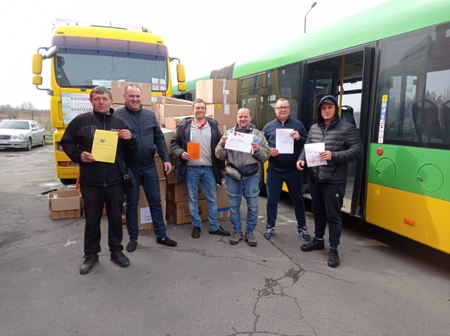 Do autobusów załadowane zostały najpotrzebniejsze części zapasowe oraz dary dostarczone przez pracowników. Oba pojazdy zostały wyprodukowane w 2006 roku.