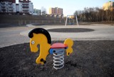 W parku przy ul. Zawilcowej zamontowano huśtawki dla dzieci. Na zimę