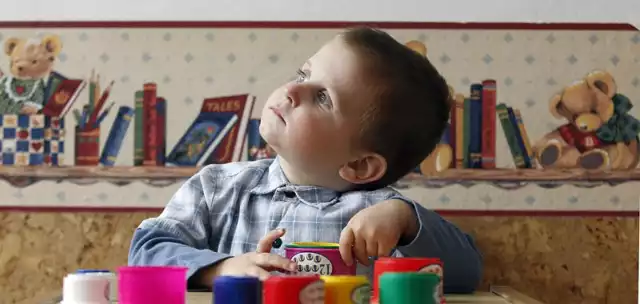 Całe swoje życie Oluś spędził w domu dziecka. Matka zostawiła go w szpitalu tuż po urodzeniu, gdy okazało się, że noworodek przyszedł na świat niemal całkowicie głuchy.