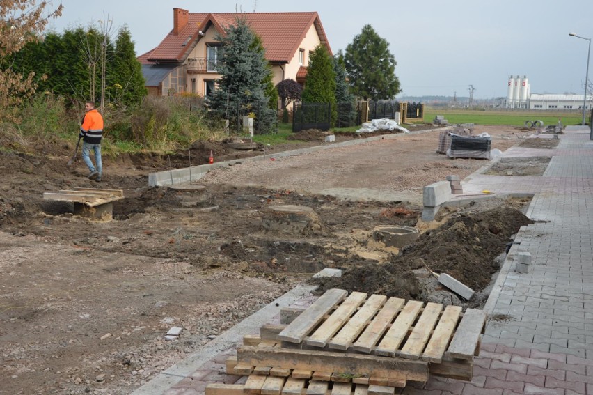 Na Dziewiarskiej w Łowiczu nowy chodnik zablokował skrzynki z licznikami PGE [ZDJĘCIA]
