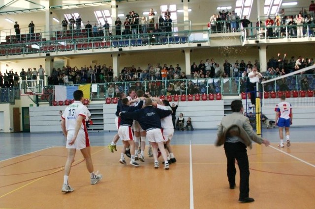 Siatkarze, trener i kibice strzeleckiego Karo długo wiwatowali po wywalczeniu awansu do drugiej ligi.