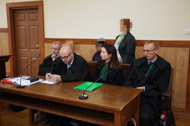 Na sali sądowej obrońcy złożyli zgodne wnioski o uniewinnienie oskarżonych. Jednak Sławomira G. nie było na procesie.