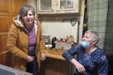 - Siadam i płaczę - mówi schorowana Krystyna Ulatowska z Jabłonowa Pomorskiego, która chce żyć w lepszych warunkach i mieszkać ze swoją mam