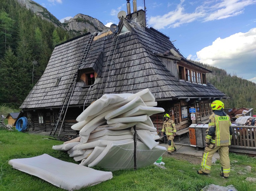 Tatry. Pożar w schronisku na Hali Kondratowej. Spaliła się część dachu i poddasza. Akcja gaśnicza w trudnym terenie ZDJĘCIA