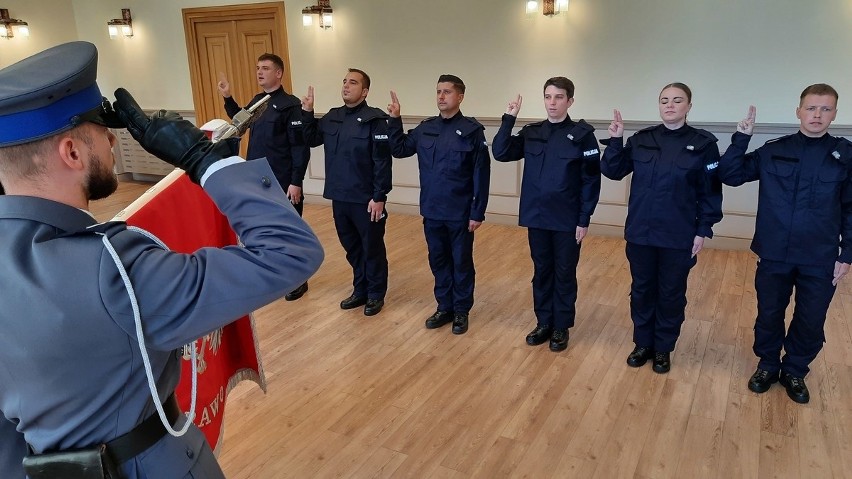 Policjant na początku swojej ścieżki zawodowej zarabia...