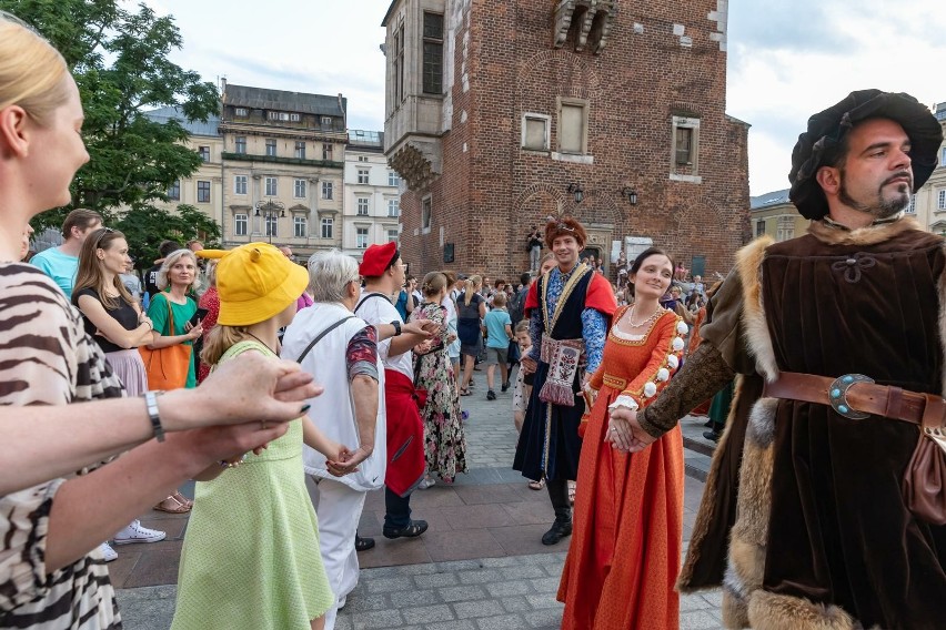 Krakowianie od lat tańczą wspólnie poloneza podczas...