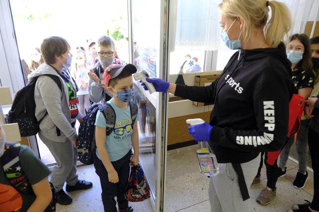 Edukacja to jedna z dziedzin życia społecznego, które pandemia COVID-19 dotknęła najmocniej. Szansą na normalny powrót dzieci do szkół w przyszłym roku szkolnym są szczepienia