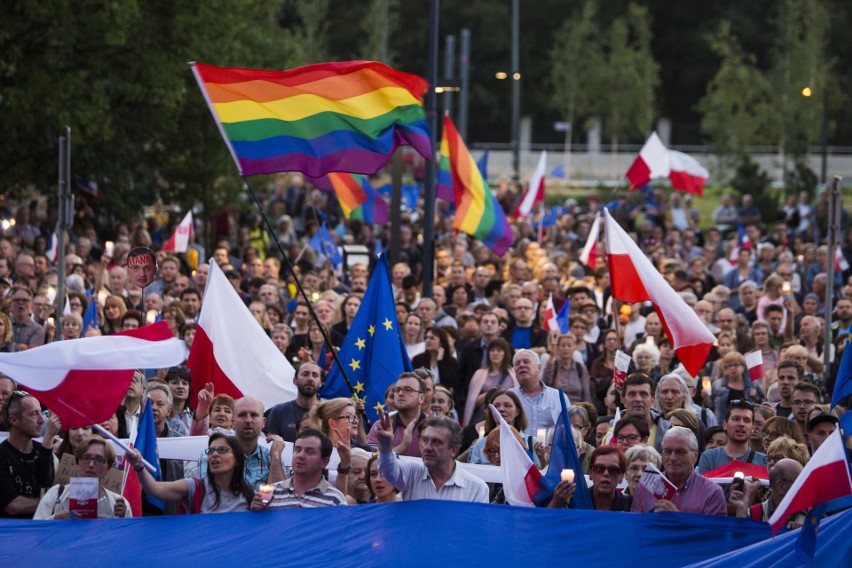 "Europo, nie odpuszczaj!" Protest w obronie sądów w Krakowie