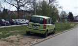 Parkują na pasie zieleni, choć w pobliżu jest parking (foto)