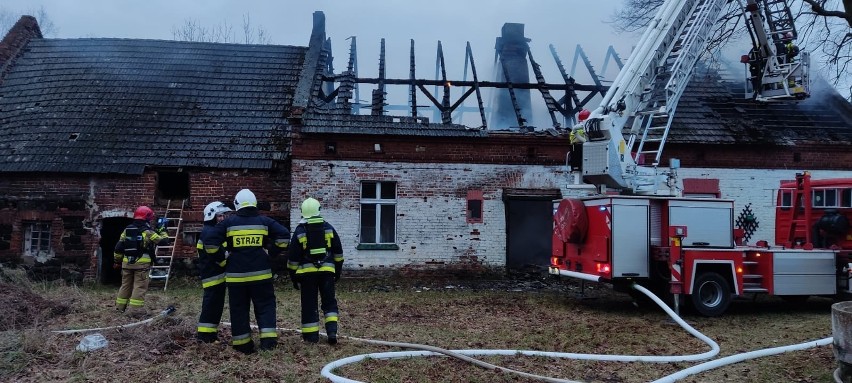 Pożar domu w Pieczyskach koło Namysłowa. Na miejscu 8...