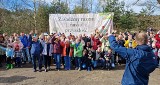 Pracownicy Firmy Kronospan oraz goście posadzili ok. 4 tys. sadzonek sosny z 30 tys. jakie wspólnie posadzą w Nadleśnictwie Zawadzkie