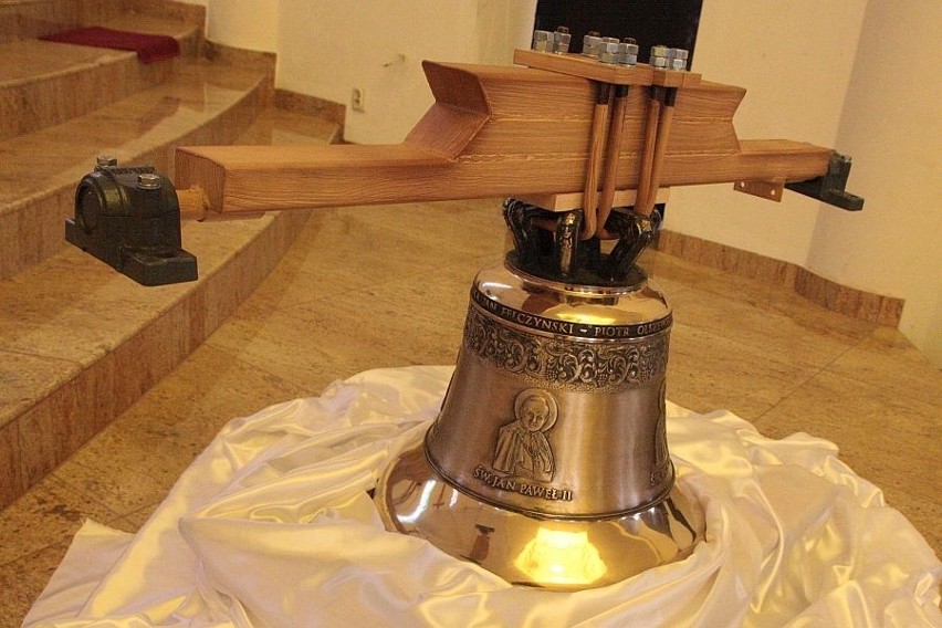 Papieski dzwon trafił już do kościoła-sanktuarium Pierwszych...