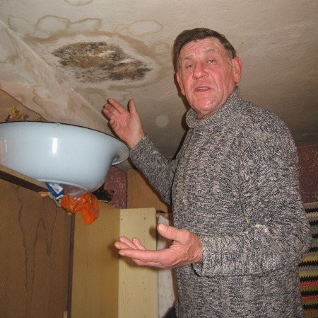 - Muszę podstawiać miski w kilku miejscach pod sufitem - skarży się Władysław Karkowski.