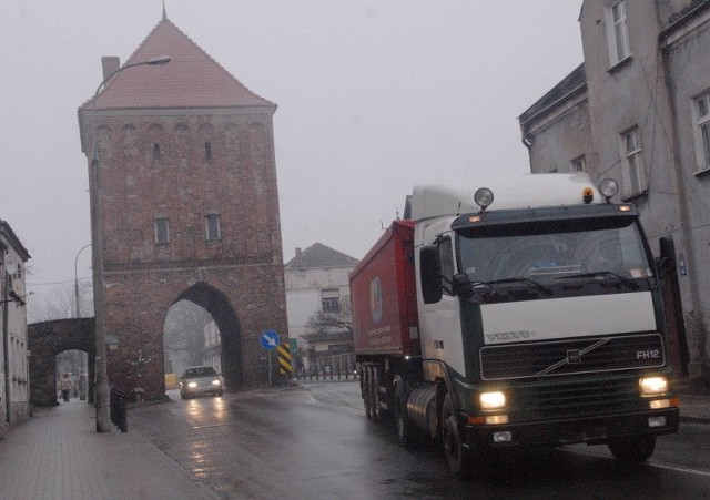 W czasie naszej wizyty ciężkie tiry co chwila przejeżdżały tuż obok zabytkowej budowli. - To powoduje wstrząsy, które niszczą bramę - mówią mieszkańcy.