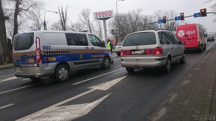 Wypadek w Opolu. Radiowóz straży miejskiej najechał na tył fiata punto