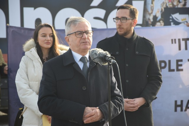 Rynek Wieluński w Częstochowie był kolejnym przystankiem TIR-a Wolności Konfederacji.  Zobacz kolejne zdjęcia. Przesuwaj zdjęcia w prawo - naciśnij strzałkę lub przycisk NASTĘPNE