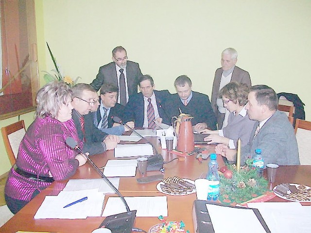 W przerwie sesji raz jeszcze zebrała się  komisja budżetowa pod przewodnictwem radnego Edwarda Widza (siedzi na wprost, z lewej strony )